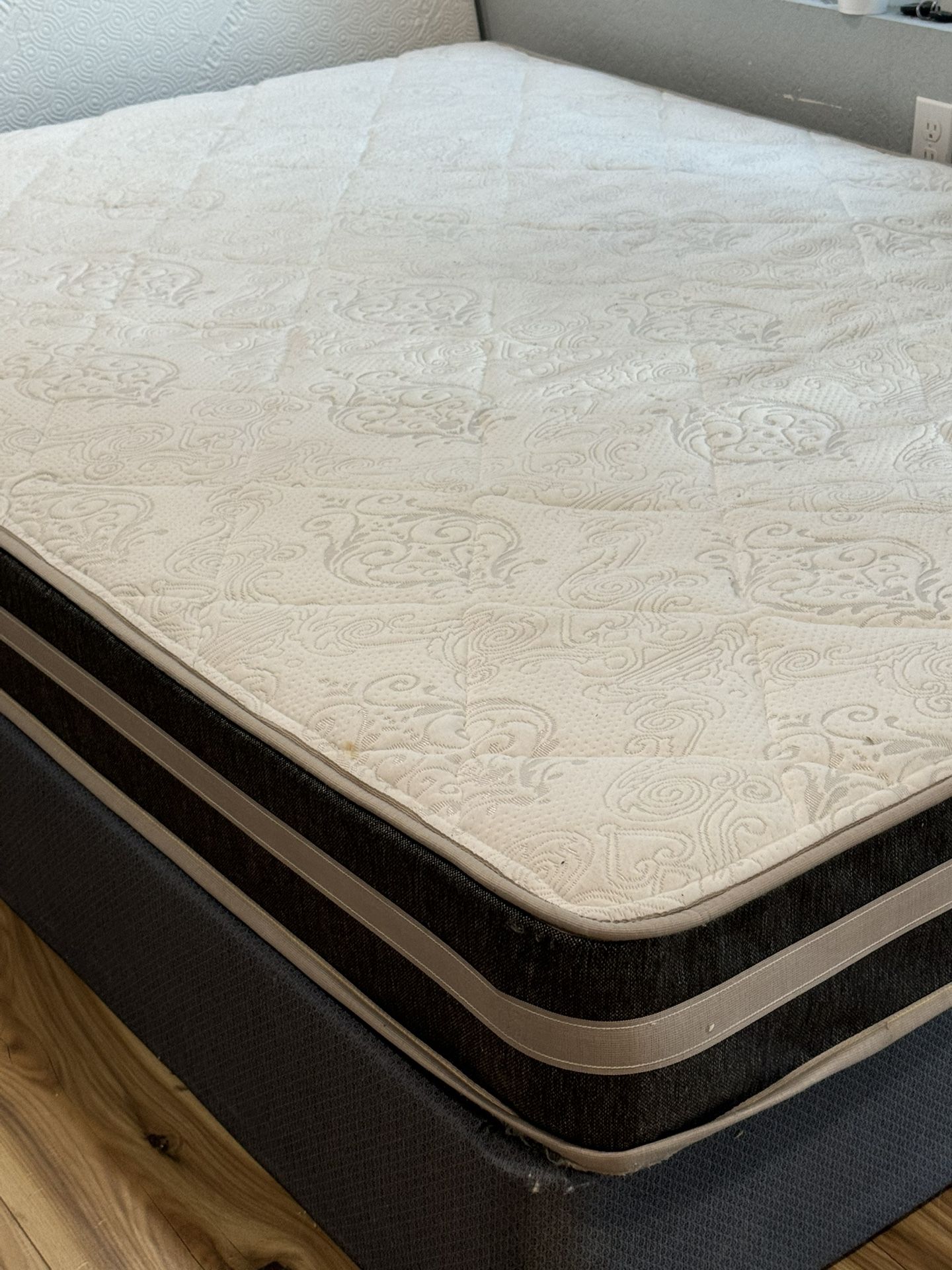 USED QUEEN SIZE MATTRESS ONLY