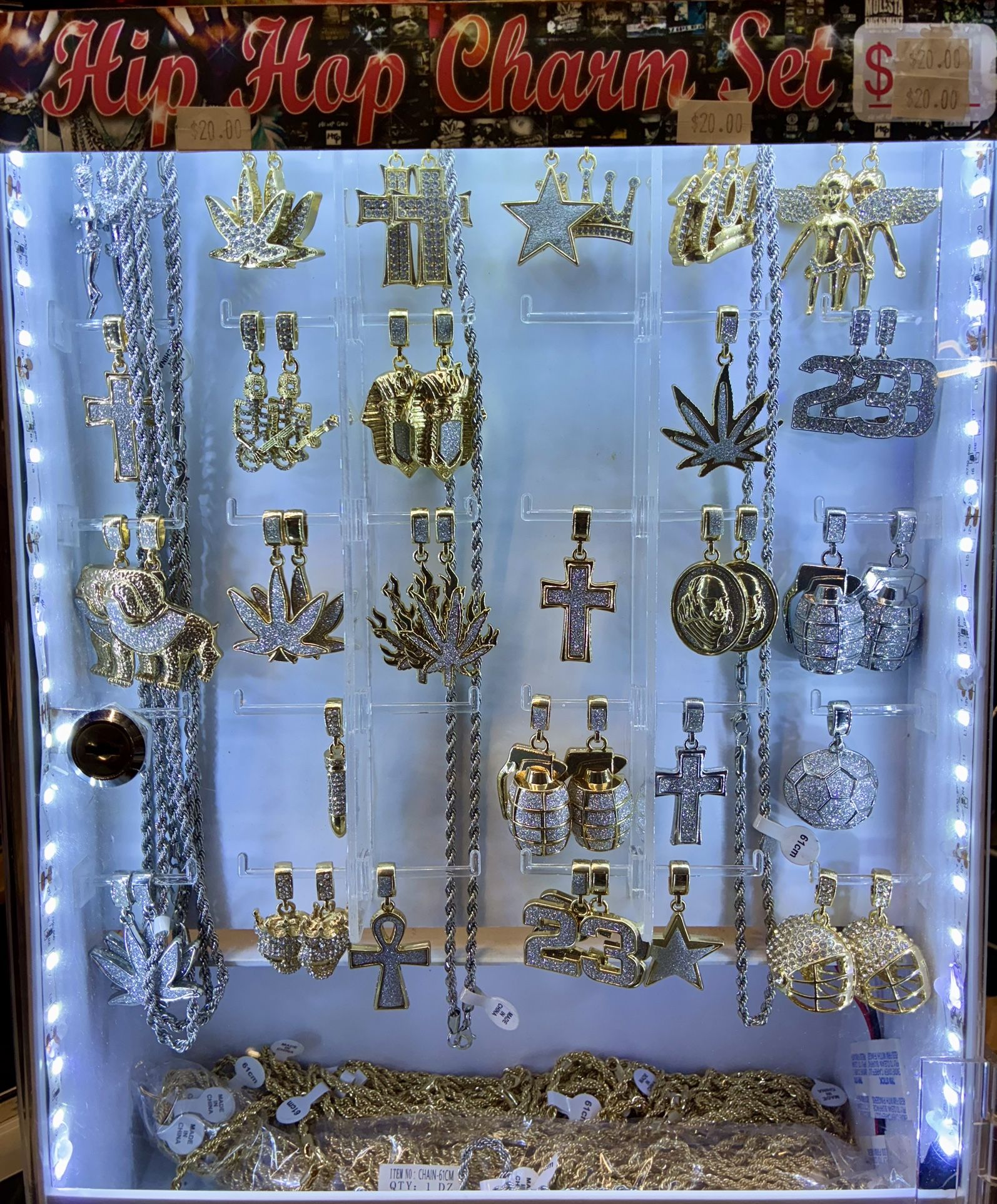 NECKLACE WITH PENDANT