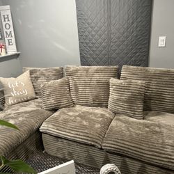 New Gray Sofa / Couch W/ Chaise , Perfect Condition , Comes In Sections, Easy To Move , Didn’t Go With My Colors , Past Return Date  