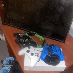 Xbox Series S, Monitor, Mic & Controllers 