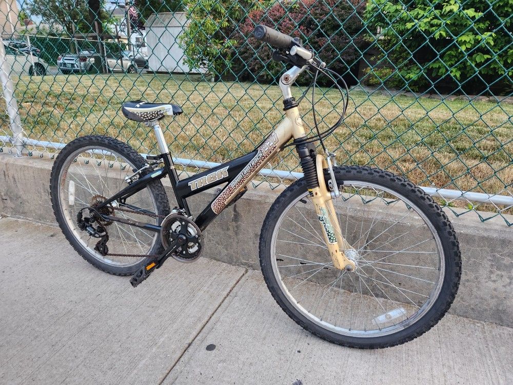 24 Inch Trek 220 Dirt Jumper Bicycle 