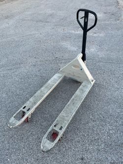 Serviced Crown pallet jack  5000lbs 27x48