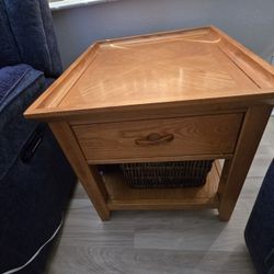 Wood  END TABLE $25.