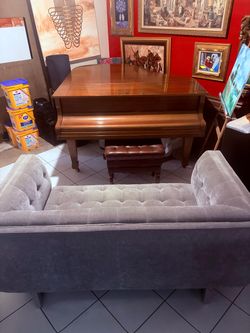 Free sofa in excellent conditions. Non-smoker and no pets.