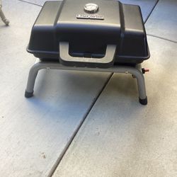 Charbroil https://offerup.com/redirect/?o=MjQwLjAtU3EuQmxhY2s= Portable Liquid Propane Grill