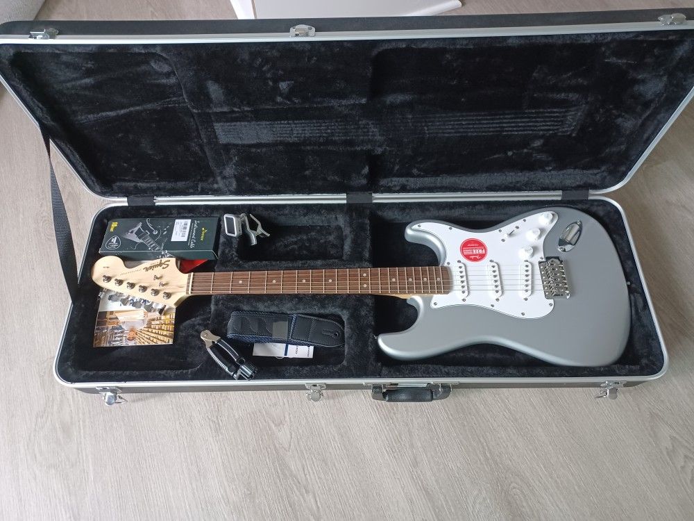 Fender STRATOCASTER Squire