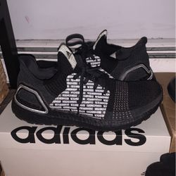 Adidas Ultra Boost - 9.5 read description 