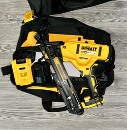 DeWalt 20V XR Brushless 15 GA Finish Nailer Kit