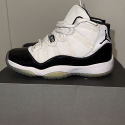 Air Jordan 11 Retro Concord 6Y / 7.5W