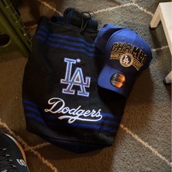 39 Thirty Official On Field Cap LA DODGERS New Era Large/X-Large Never Worn.  La Dodgers Yarn Backpack. Both Items For 30$ 