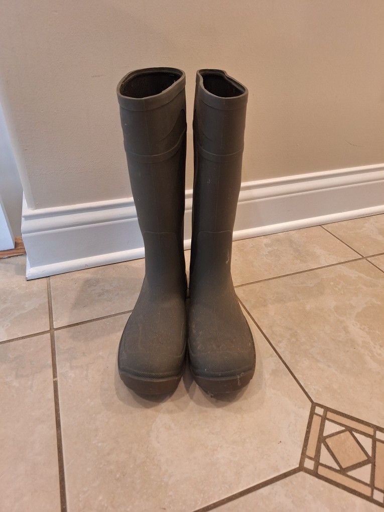 Green Rubber Boots. Size 9. $30