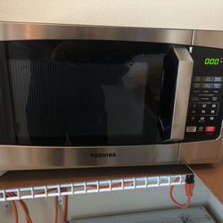 Brand NEW (outta Box) Toshiba Microwave 