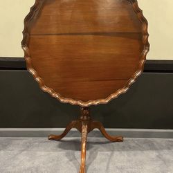 Antique Chippendale Mahogany Tilt-top Table With Pie Crust Top 
