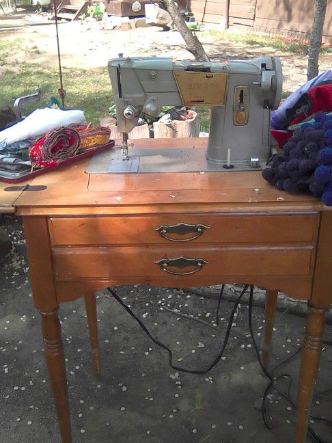 Vintage Singer Sewing Machine With Table