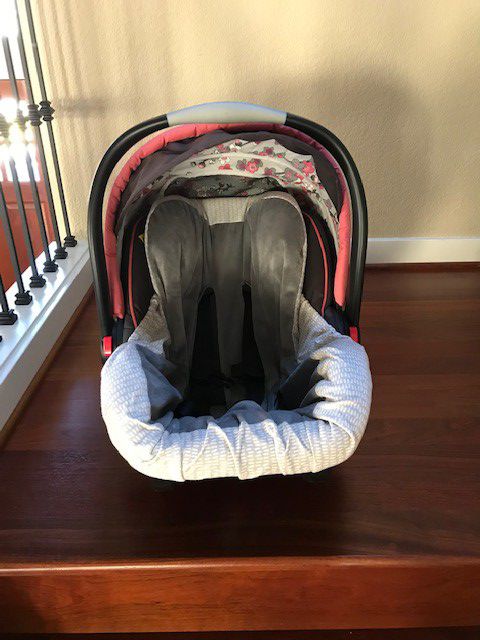 Graco Infant Car Seat with 2 ClickConnect Bases