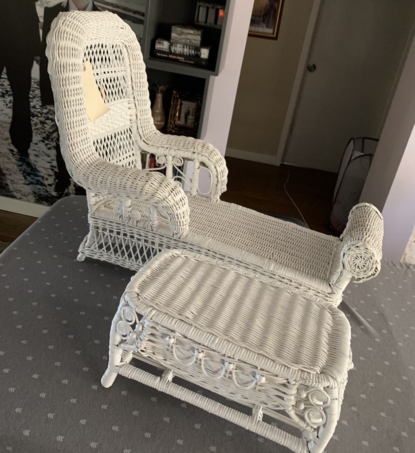 Adorable VTG Wicker Doll Chaise Longe Chair Table