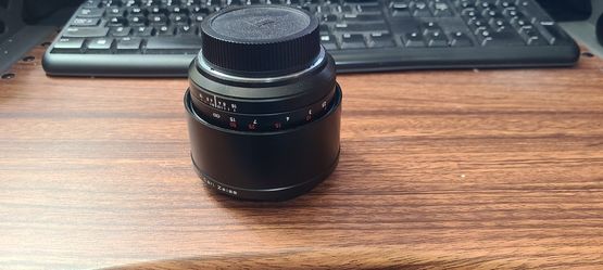 Carl Zeiss Planar T 1.4/85 ZE EF Mount Lens