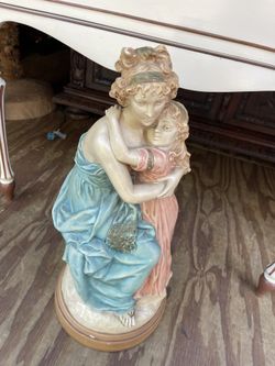Mother Daughter Statue 