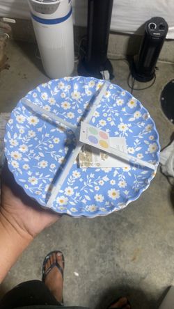 Plates with flower pattern