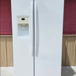 🔆🇺🇸☆GE Profile ☆🇺🇸🔆 White S-by-S Fridge in Great Condition 
