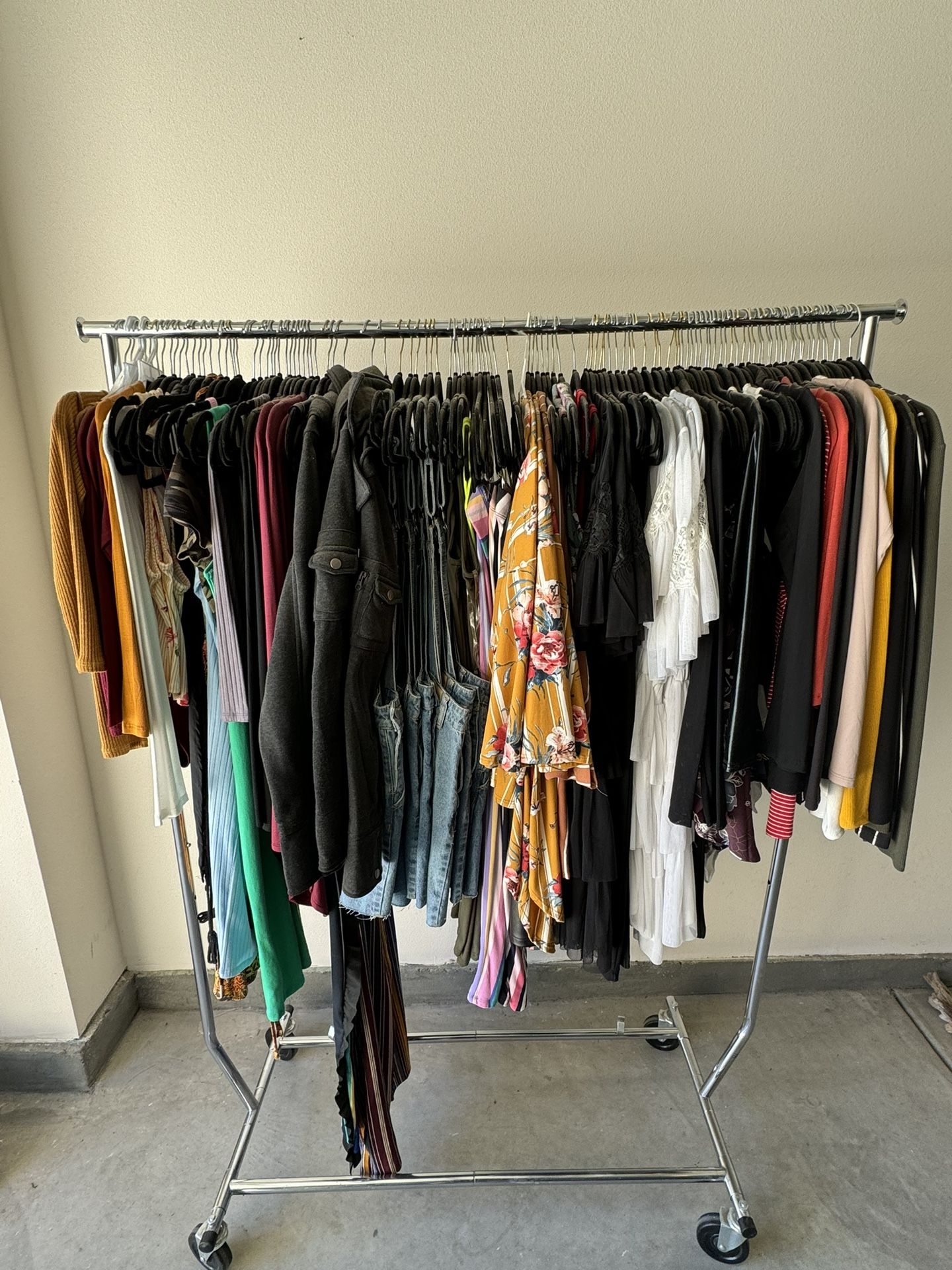 Rack With 150 Pieces Women’s Clothing New 