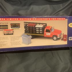 Lot: VTG Mobil 1996 Limited Edition Collector Toy Truck and Service Station 1:24 Scale Collectible in box