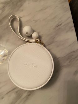 Limited Edition Retired white PANDORA Leather Round Jewelry Organizer Travel Box