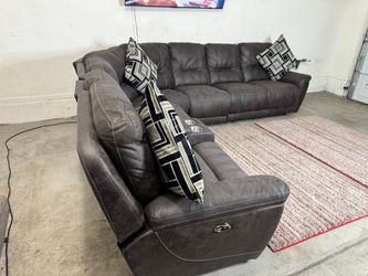 * Like New * Ashley furniture 7pc Modular electric recliner sectional ( Free Delivery )