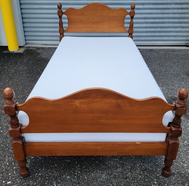 (FREE DELIVERY) Cushman Colonial Creations Twin Bed with Boxspring & Mattress
