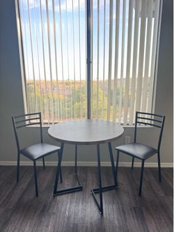 Round Dining Table Set with 2 Chairs – Excellent Condition
