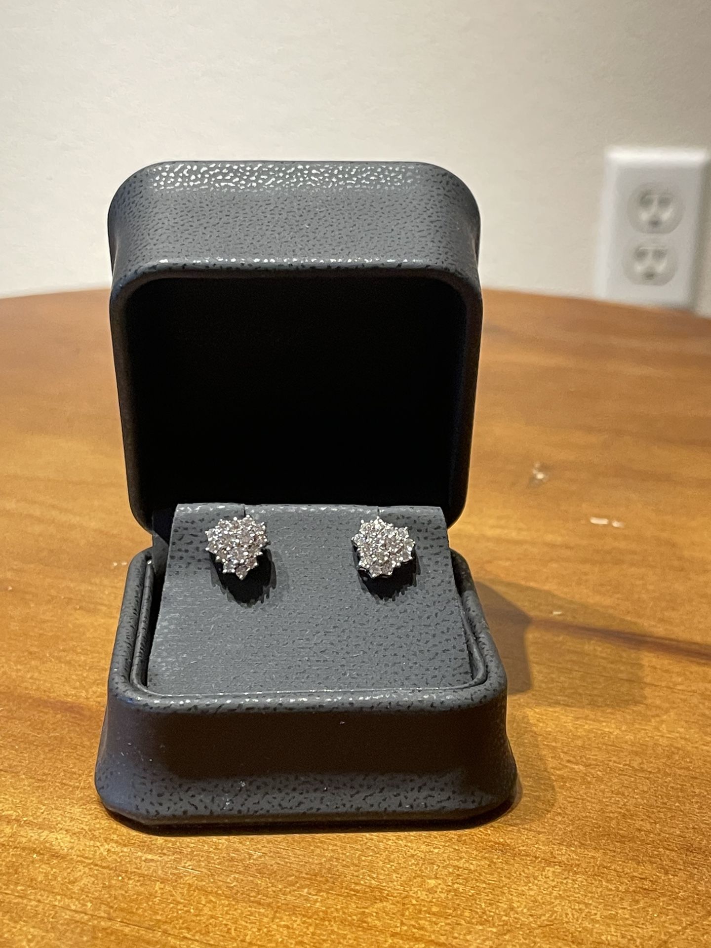 18K White Gold Diamond Heart Earrings