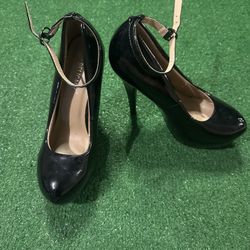 Delicacy Black patent leather high heels with ankle strap size 7