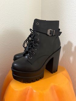 CUTE WOMAN’S BOOTS SIZE 7.5