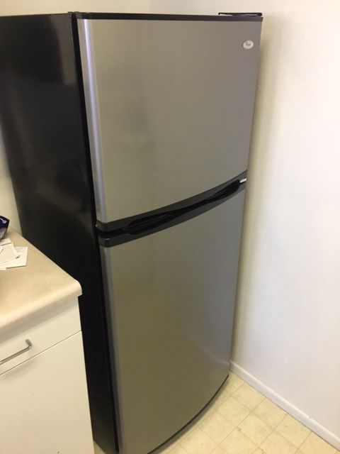 Whirlpool Refrigerator/Freezer Fridge 10 cu ft.-excellent condition