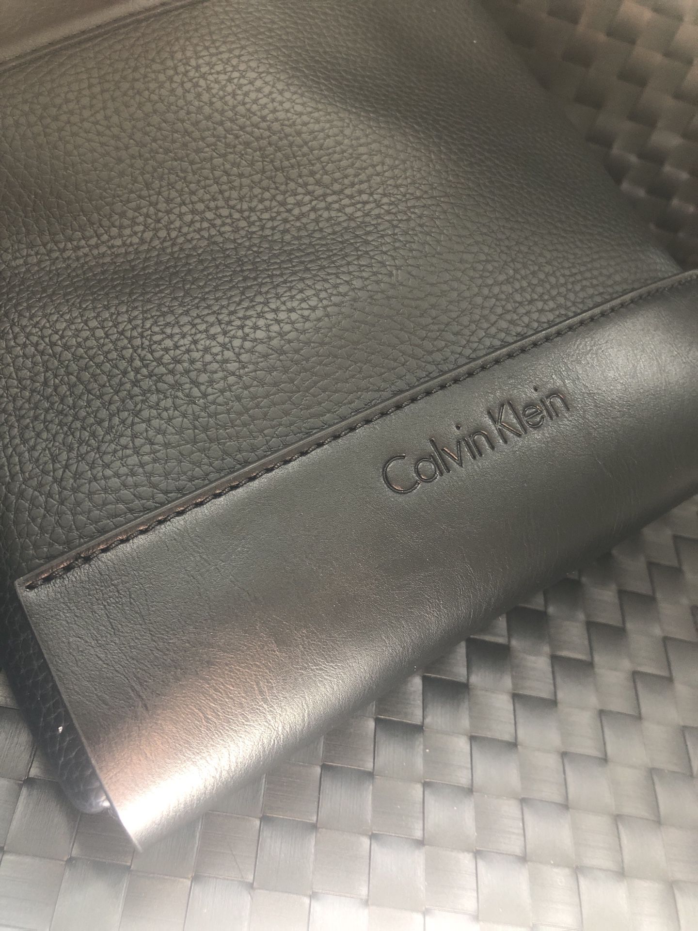 Calvin Klein Phone Crossbody for Sale in Arlington, TX - OfferUp