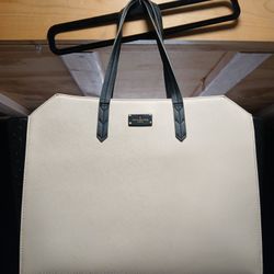 PAULS BOURIQUE PURSE.
LIKE NEW USED ONCE.
