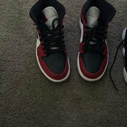 Jordan 1 Black toe Size 9 1/2, Jordan 13 Playoffs 10.5