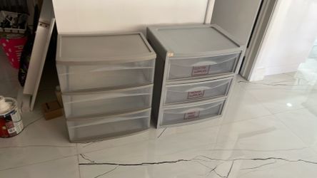 2 plastic drawers in good condition