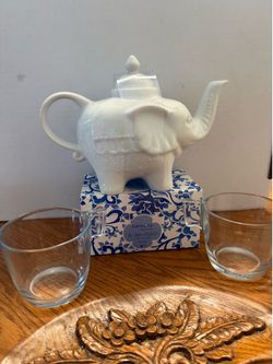 Yea pot and two cups