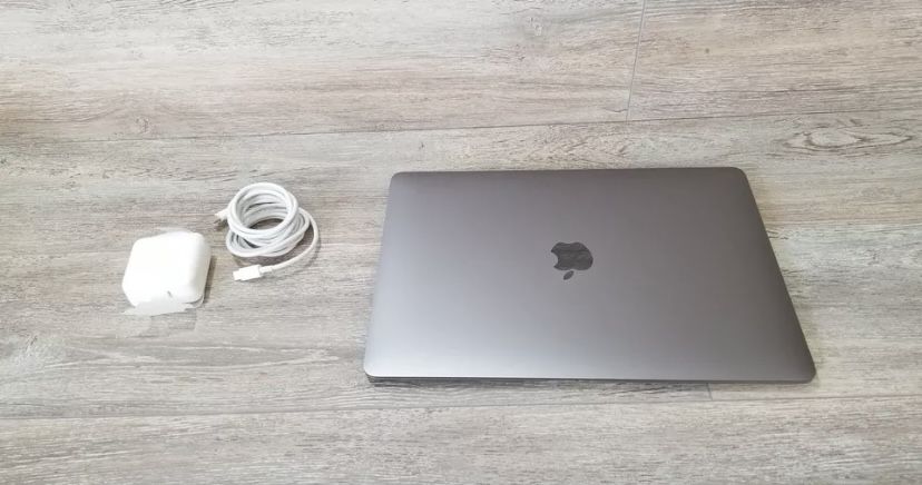 2020 MacBook Air 13” 8GB/256GB MINT