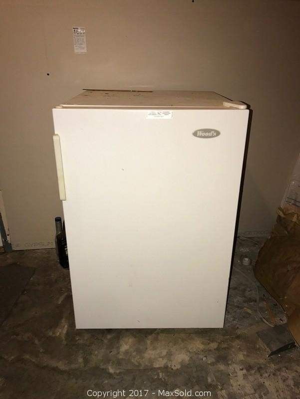 LIKE NEW CLEAN Woods MODEL V05NAA upright FREEZER REFRIGERATOR 39 X 25 X 22