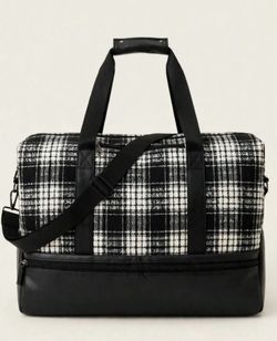 Travel toiletry bag with separate shoe compartment and large capacity storage