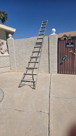 16 foot Aluminum Ladder light weight and easy to carry