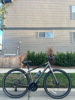 Giant Seek 3 Urban / Commuter Hybrid Bike – Medium 18” Frame - Bicycle