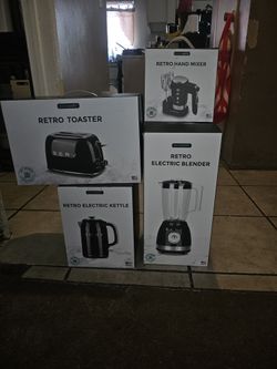 Hermoso Juego De Tostador Licuadora Y Una Electric Kettle Y Una Vatidora Color Negro Con Silver