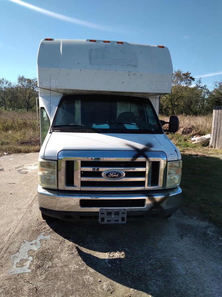 2008 Ford E-350 