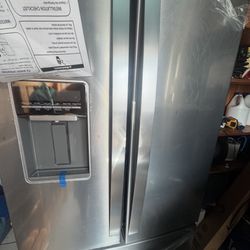 Whirlpool 30-in 20 cuft French Door Refrigerator (Model 