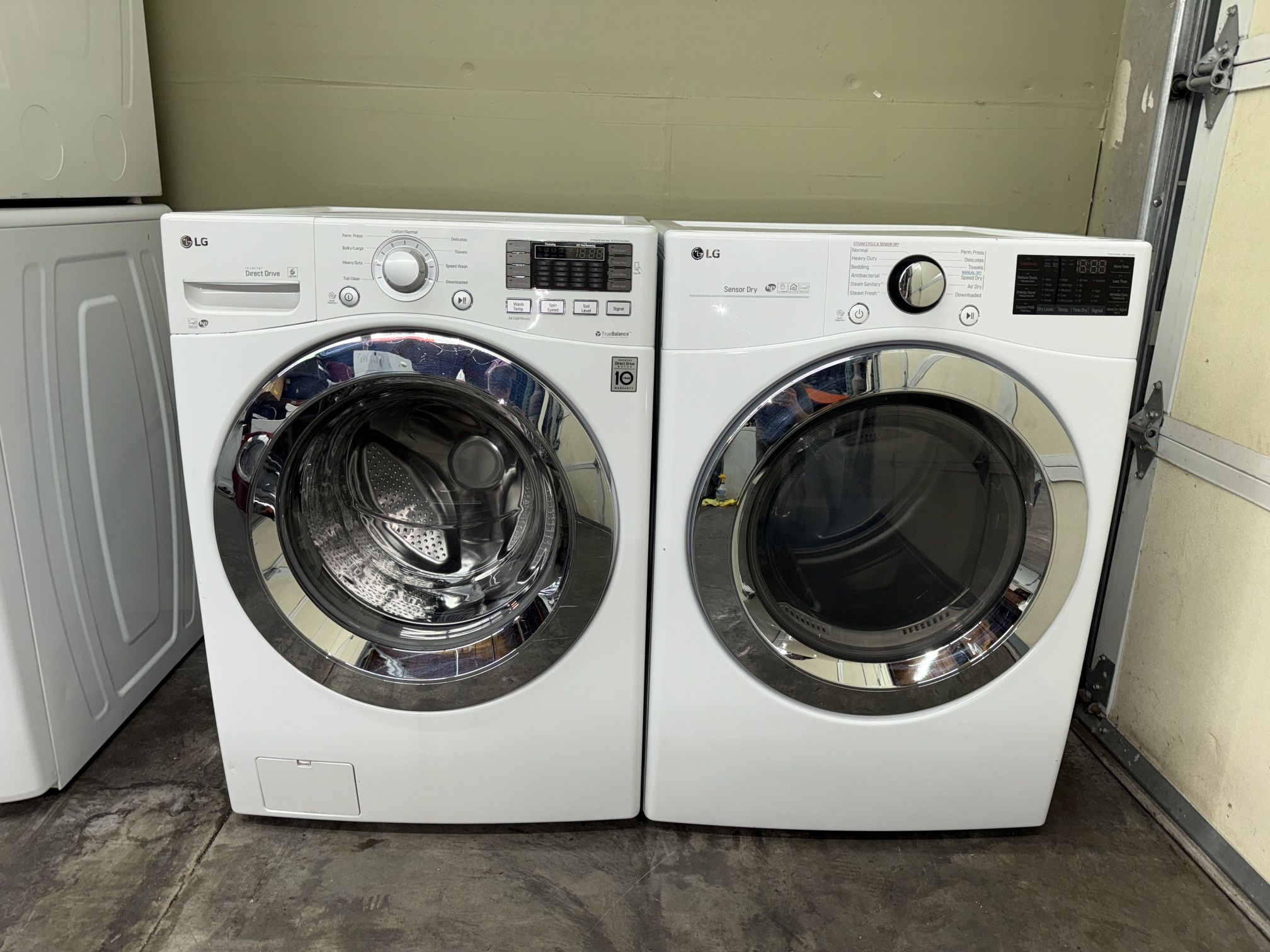 LG XL CAPACITY ELECTRIC WASHER & DRYER