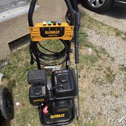 DEWALT 3400 psi 2.5 GPM Gas Cold Water Pressure Washer with OEM Axial Pump