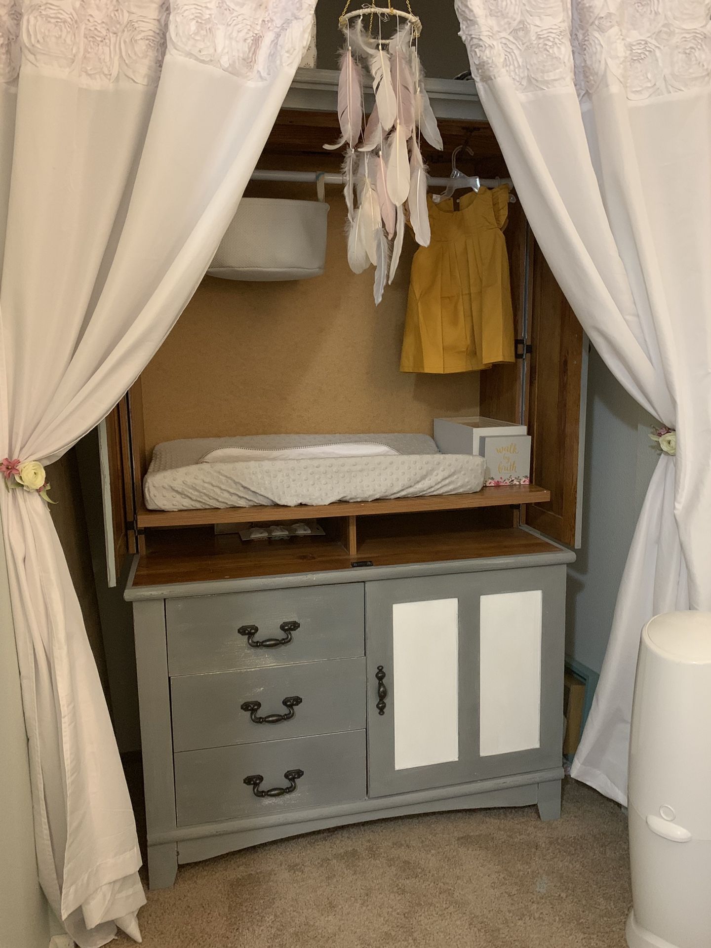 Changing table/ armoire